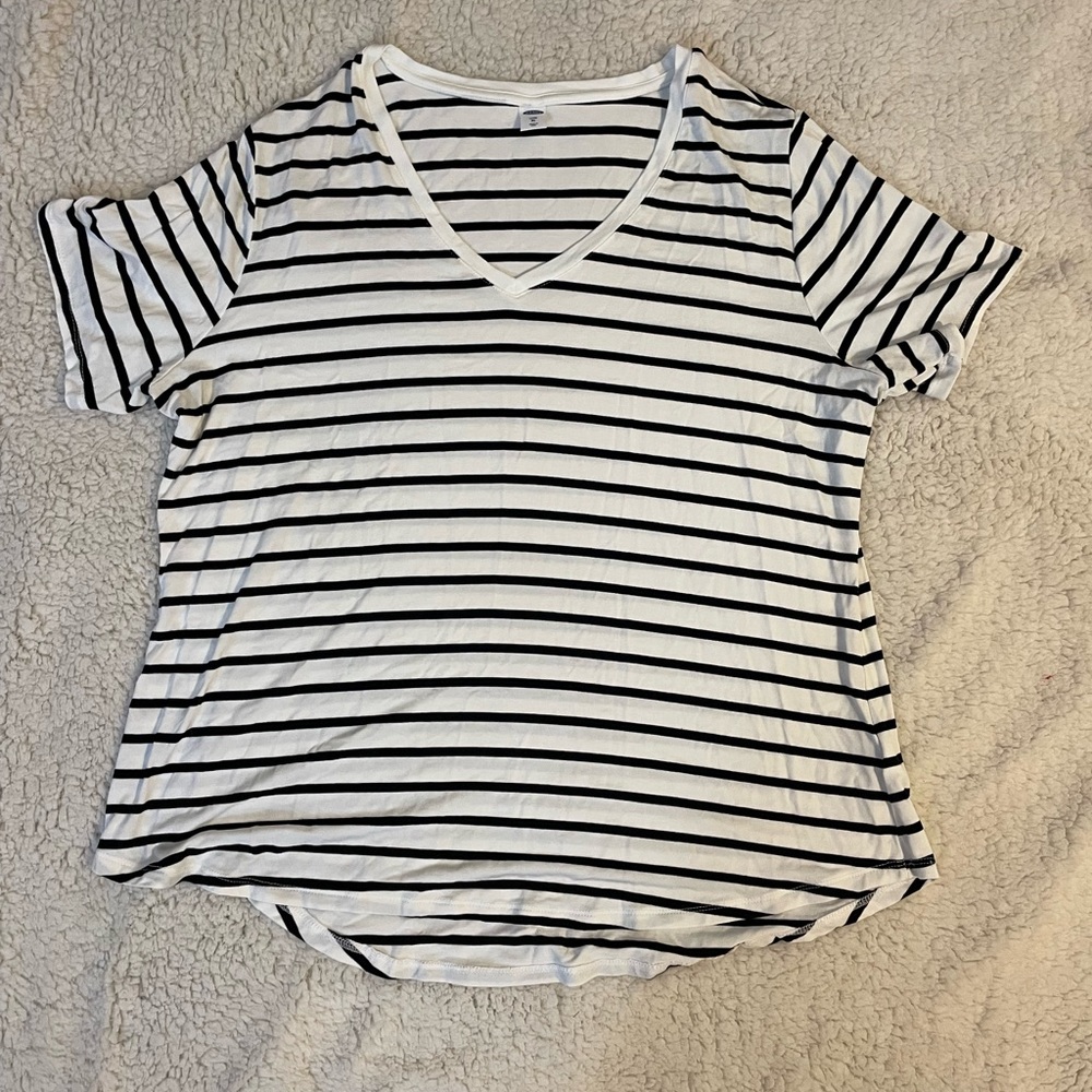 Women’s V-neck shirt.